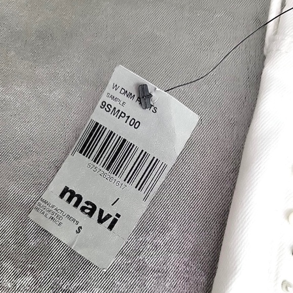 NWT Women’s White Denim with Pearls  Boyfriend Slim Straight-Leg Jeans - Picture 9 of 16